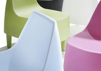 Siège design en plastique rotomoulé, recyclable